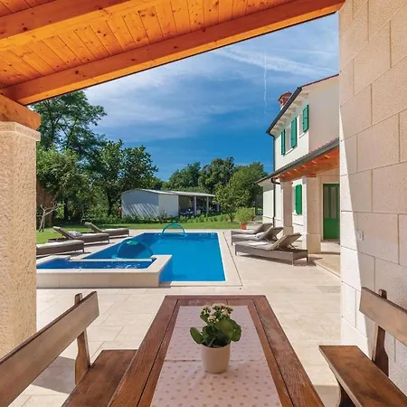 4 Bedroom Gorgeous In Pićan