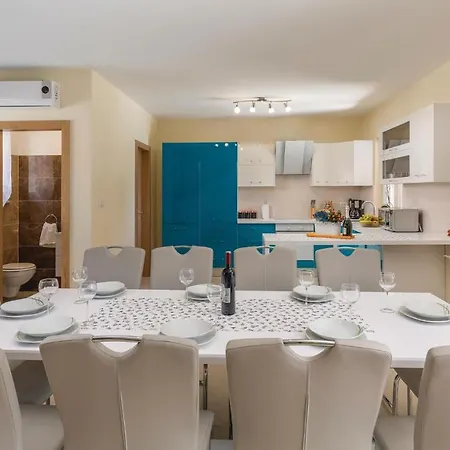 Ferienhaus 4 Bedroom Gorgeous In