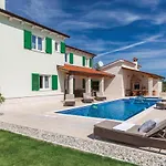4 Bedroom Gorgeous In