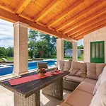 4 Bedroom Gorgeous In Σπίτι διακοπών Pićan