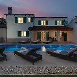 4 Bedroom Gorgeous In Pićan