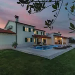 Σπίτι διακοπών 4 Bedroom Gorgeous In Pićan
