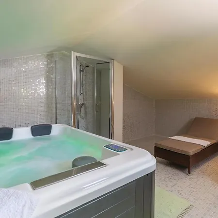 4 Bedroom Gorgeous In Holiday home Pican