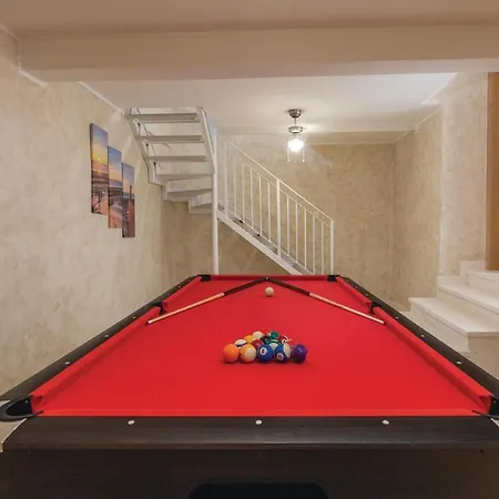 4 Bedroom Gorgeous In Holiday home