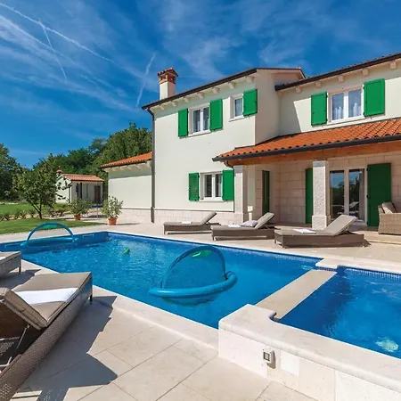 4 Bedroom Gorgeous In Holiday home *