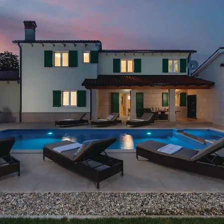 4 Bedroom Gorgeous In Pican