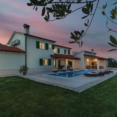 Holiday home 4 Bedroom Gorgeous In Pican