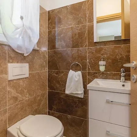 4 Bedroom Gorgeous In Holiday home