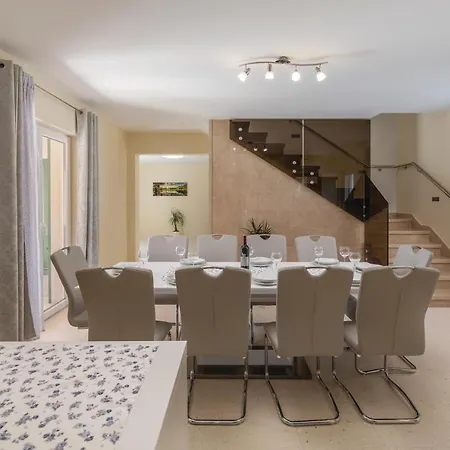 4 Bedroom Gorgeous In Holiday home