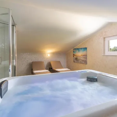 4 Bedroom Gorgeous In Holiday home *