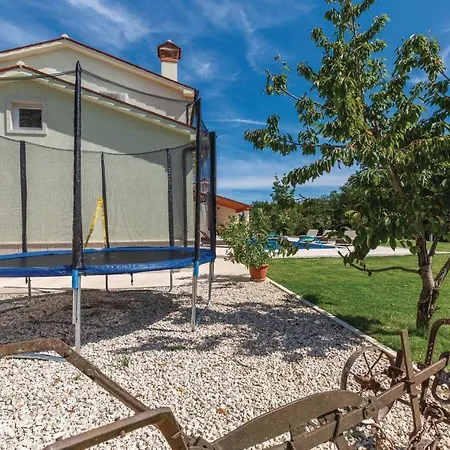 4 Bedroom Gorgeous In Holiday home *