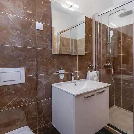 4 Bedroom Gorgeous In Holiday home