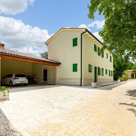 Holiday home 4 Bedroom Gorgeous In *