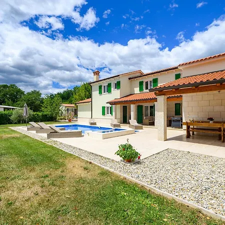 4 Bedroom Gorgeous In Holiday home *