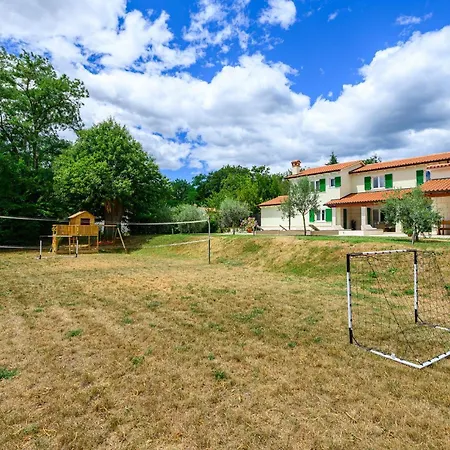 4 Bedroom Gorgeous In Holiday home