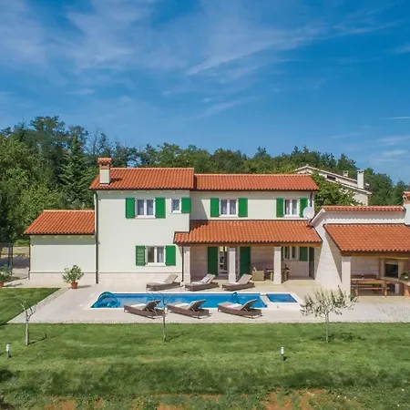 4 Bedroom Gorgeous In Pican